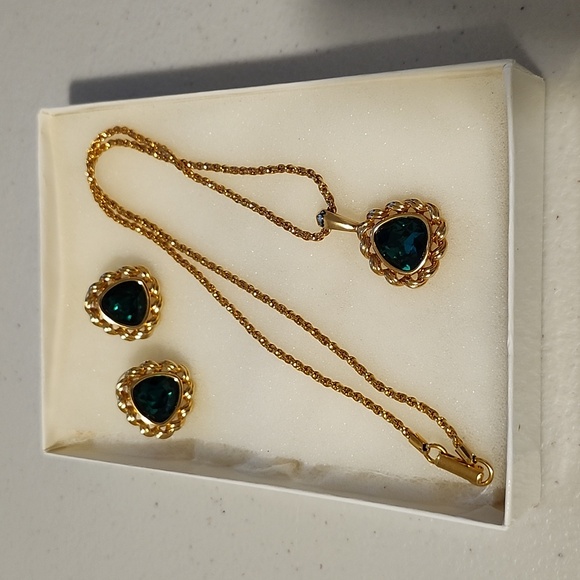 Women's Swarovski Crystal Emerald Green  Earrings and Necklace Set - Picture 5 of 9